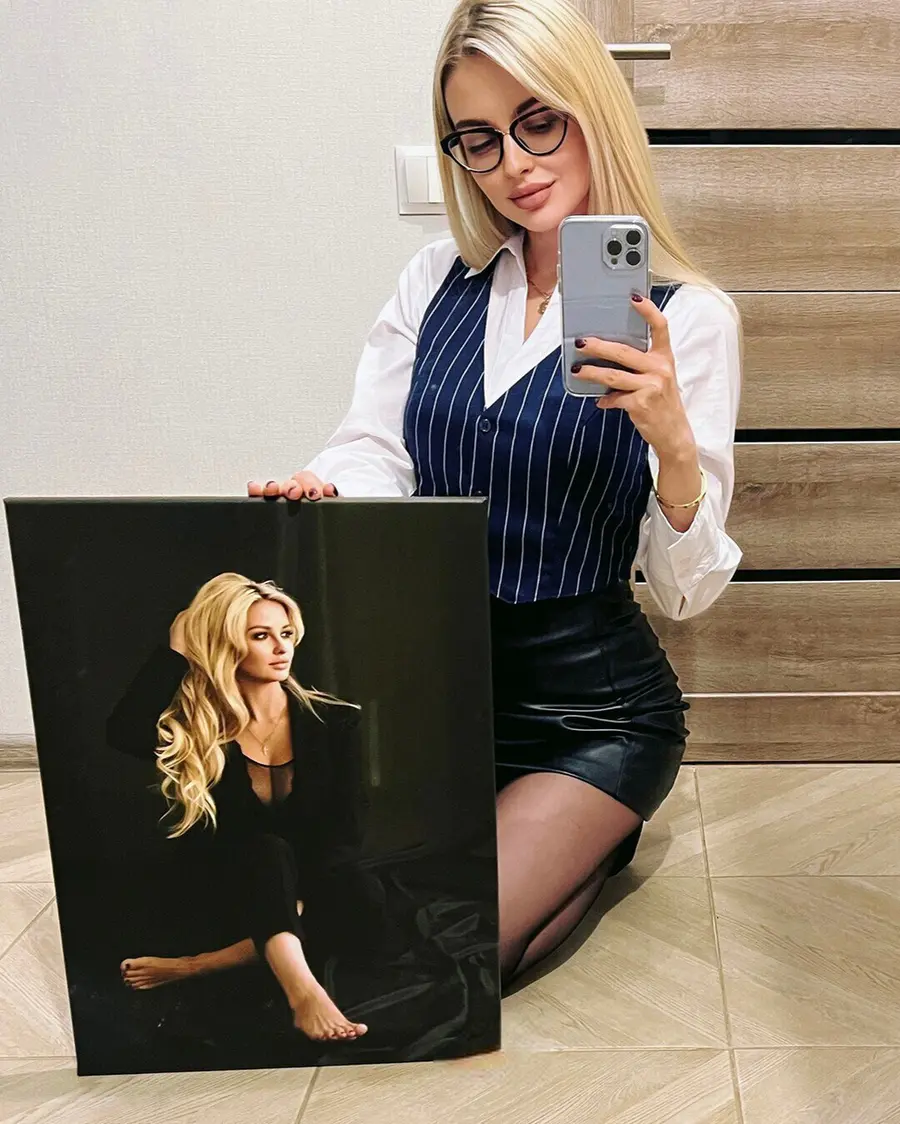 Картина Суглоб, окуляри та зачіска s34712